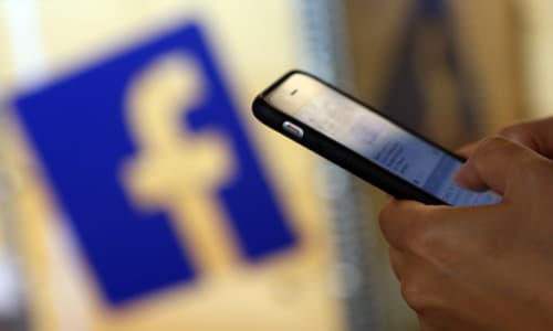 Facebook đang gặp rắc rối vì scandal liên quan đến dữ liệu người dùng. Ảnh: AFP.