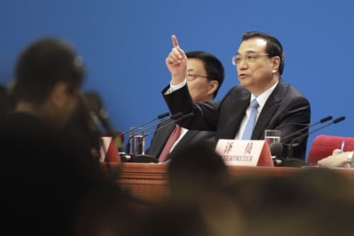 Thủ tướng Trung Quốc - Lý Khắc Cường trong phiên họp hôm nay. Ảnh: Bloomberg